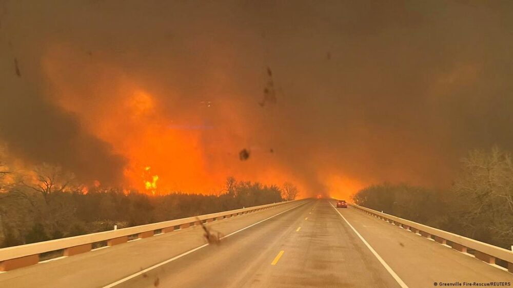 El humo se eleva mientras el fuego amaneza con alcanzar a los vehículos que atraviesan una autopista en Texas. (27.02.2024) 