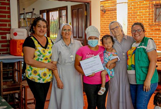 Gobernación entregó certificados en repostería a menores del Centro de Madres Adolescentes Madre María