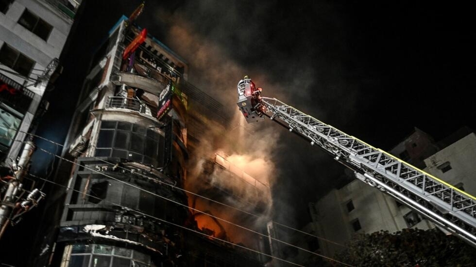 Los bomberos trabajan para extinguir un incendio en un edificio comercial que mató al menos a 43 personas, en Dacca, el 29 de febrero de 2024.