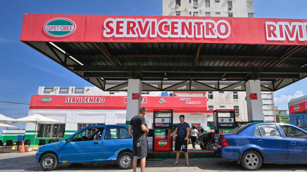 La gente llena sus tanques en una gasolinera en La Habana el 29 de febrero de 2024, un día antes del aumento de los precios del combustible