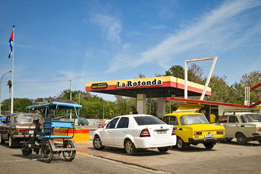La gente hace cola para llenar sus tanques frente a una gasolinera en La Habana el 29 de febrero de 2024, un día antes del aumento de los precios del combustible
