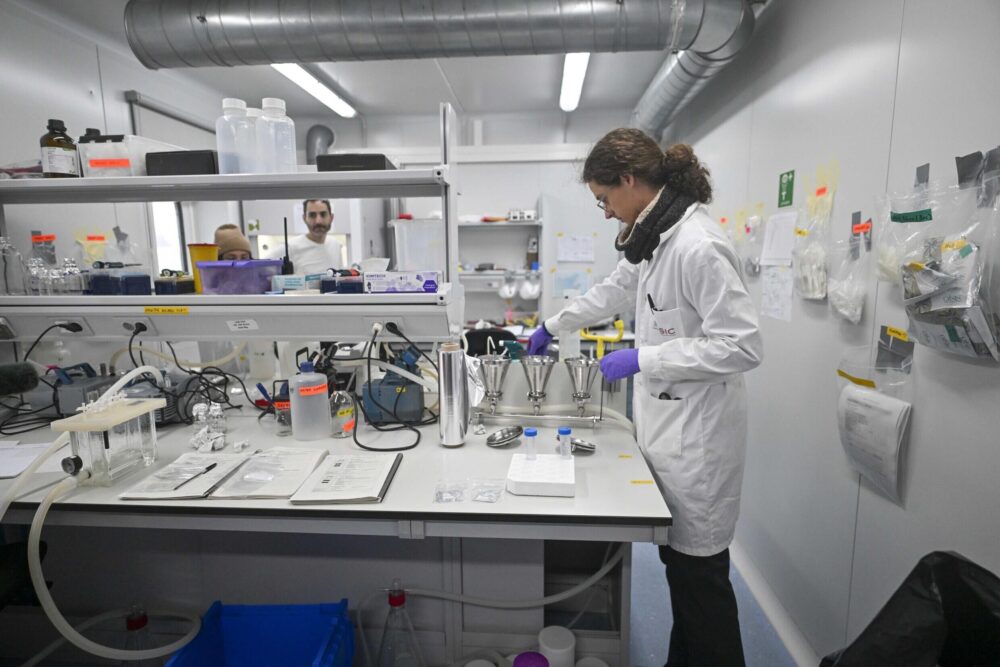 Un científico trabaja en la base española Juan Carlos I, en la Antártida, el 26 de enero de 2024