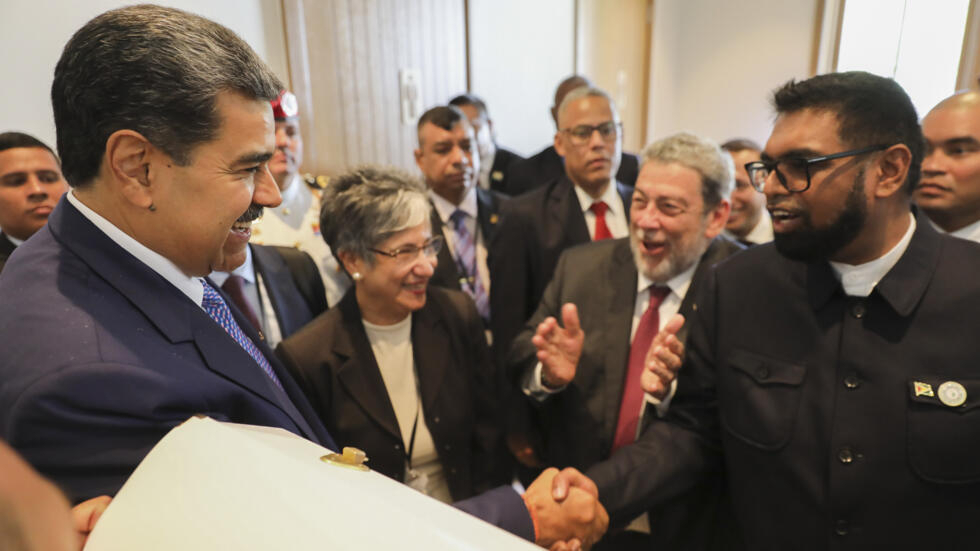 Esta foto difundida por la Presidencia venezolana muestra al mandatario de Venezuela, Nicolás Maduro (I), dándose la mano con el presidente de Guyana, Irfaan Ali (D), durante la Cumbre de la Celac en San Vicente y las Granadinas el 1 de marzo de 2024