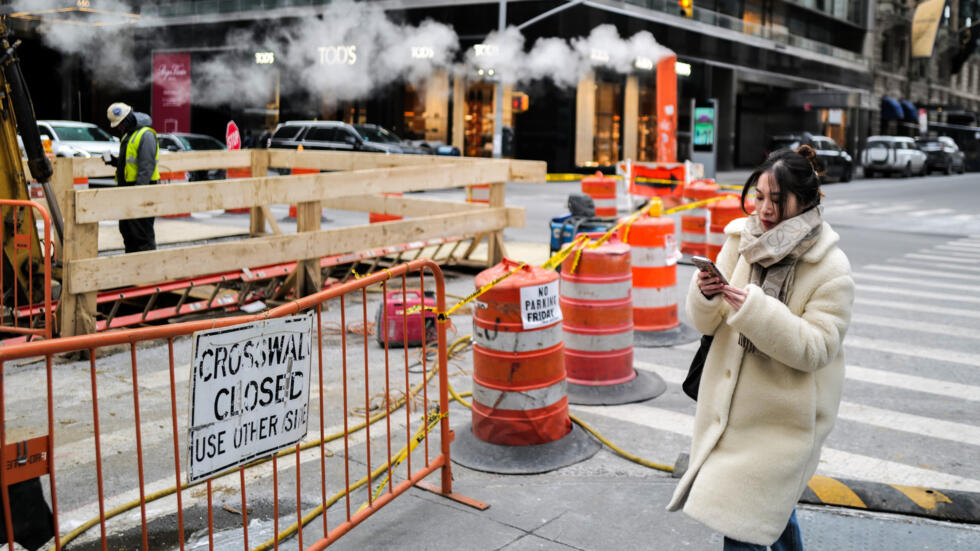 Una mujer camina por una calle en obras en Manhattan, en Nueva York, el 20 de enero de 2024