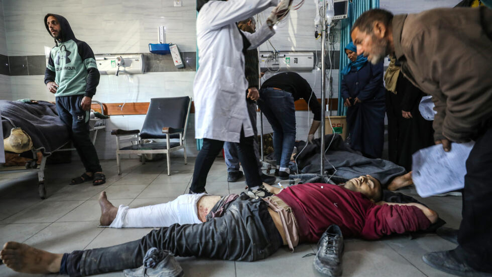Unos palestinos heridos reciben atención médica en el Hospital Kamal Edwan, en Beit Lahia, en la Franja de Gaza, el 29 de febrero de 2024