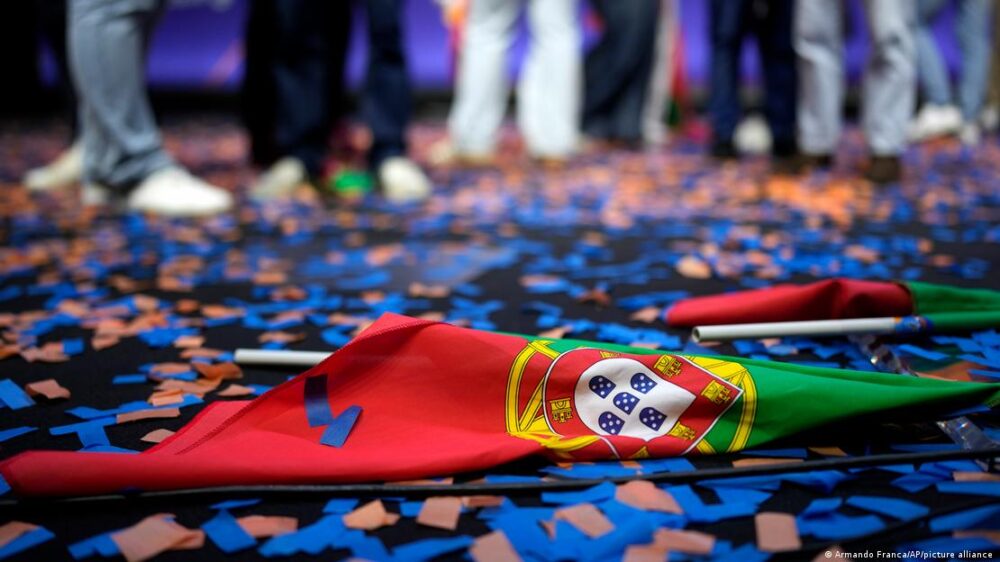 Una banderola de Portugal entre confeti en el suelo después del mitin de cierre de campaña de la Alianza Democrática el pasado viernes en Lisboa.