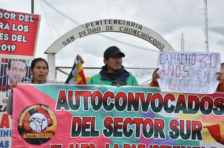 Autoconvocados hacen vigilia fuera de Chonchocoro para impedir la salida de Camacho/APG