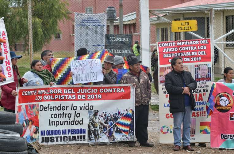 Autoconvocados hacen vigilia fuera de Chonchocoro para impedir la salida de Camacho/APG