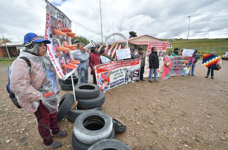 Autoconvocados hacen vigilia fuera de Chonchocoro para impedir la salida de Camacho/APG