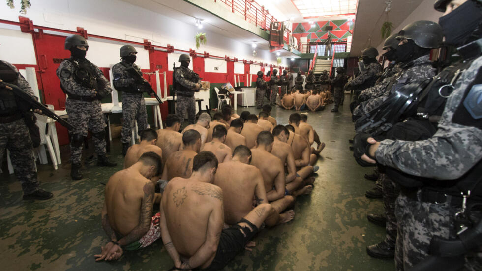 Esta foto difundida por el gobierno de la provincia argentina de Santa Fe muestra a reclusos custodiados por guardias penitenciarios mientras realizan una requisa en la Unidad Nº 11 de Piñero, cerca de Rosario, el 5 de marzo de 2024