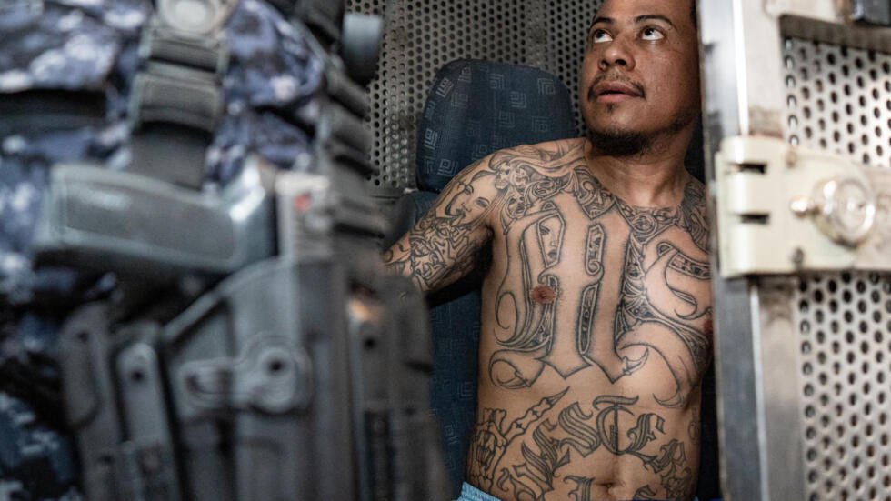 La policía custodia al presunto cabecilla de la pandilla Mara Salvatrucha (MS-13) Héctor Oswaldo González Pérez, alias "Cruel de Western", tras ser entregado por las autoridades de México a El Salvador, en una imagen difundida el 12 de marzo de 2024