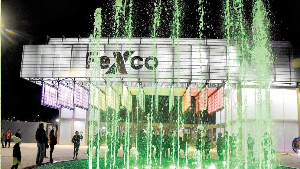 La fuente y pórtico de ingreso a la FEXCO, en el campo ferial de Alalay./ DICO SOLÍS