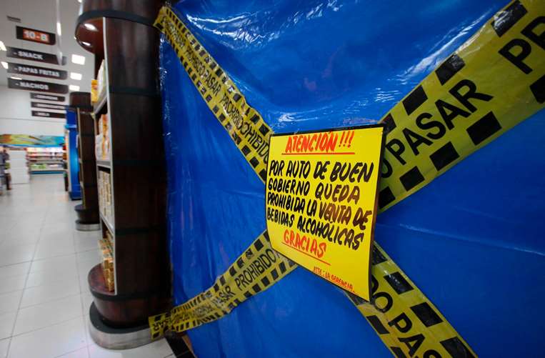 El auto de buen gobierno prohibe la venta de bebidas alcohólicas / EL DEBER