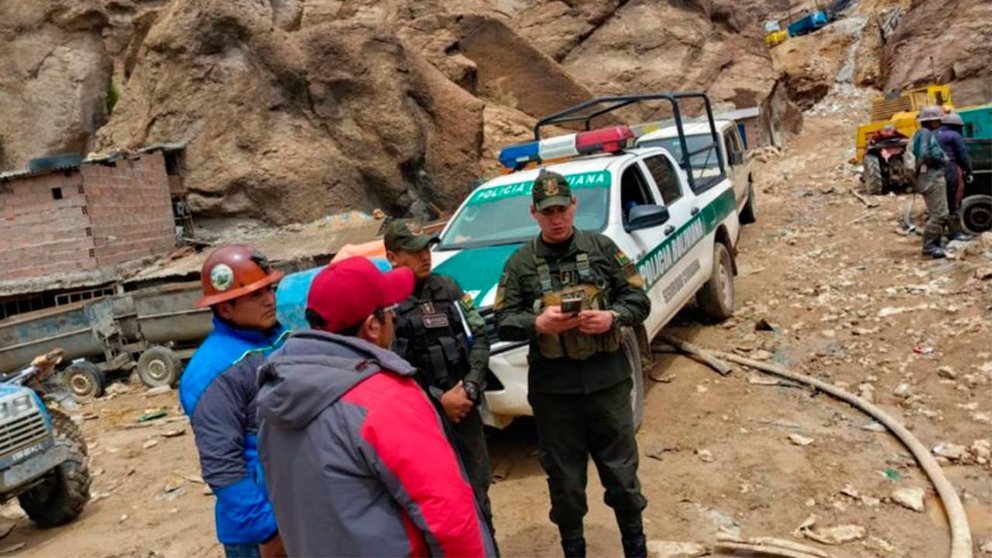 Efectivos policiales en la mina de Porco. EL POTOSÍ