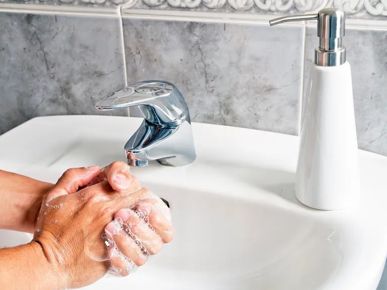 El organismo sanitario japonés subrayó que una de las medidas básicas de control de la infección es la higiene de las manos. (Foto: Adobe Stock)