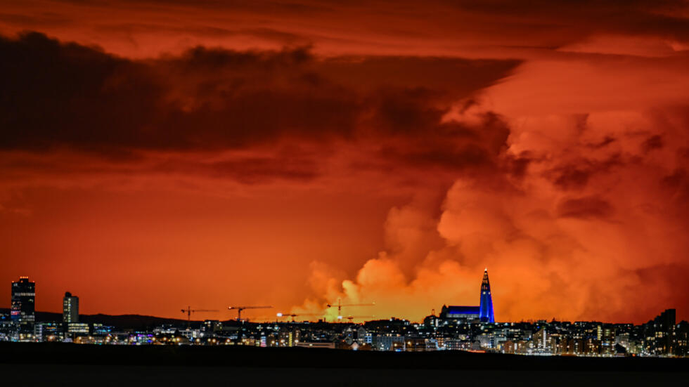 Una imagen de la ciudad de Reikiavik con el cielo color naranja por el flujo de lava, el 16 de marzo de 2024