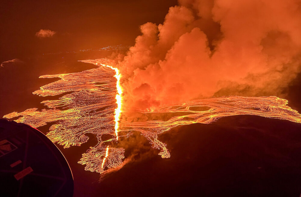 Imagen distribuida por la guardia costera de Islandia muestra el humo y el flujo de magma por una fisura volcánica en el país, el 16 de marzo de 2024