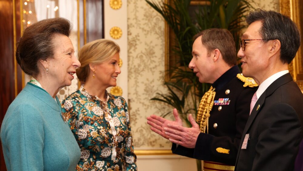 La princesa Ana y Sofía de Edimburgo atienden la recepción posterior en nombre de Carlos III