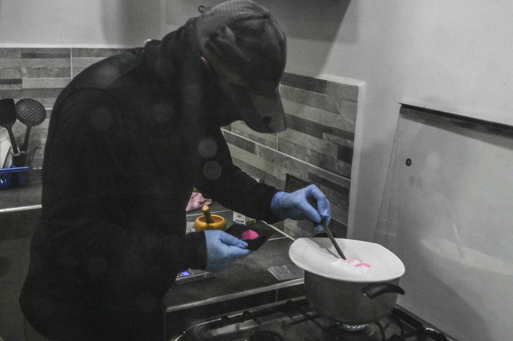 Un hombre prepara un polvo conocido como Tusi o cocaína rosa en Medellín, Colombia, el 2 de abril de 2022.