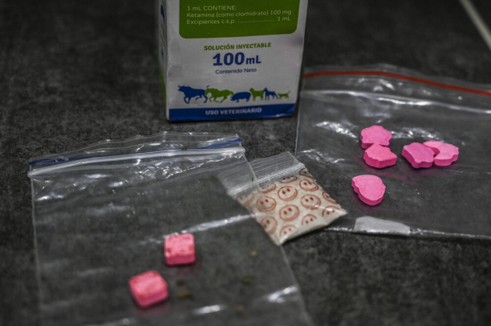 Ketamina, éxtasis, MDMA y mezcalina son fotografiados antes de ser mezclados para producir un polvo conocido como Tusi o cocaína rosa en Medellín, Colombia, el 2 de abril de 2022.