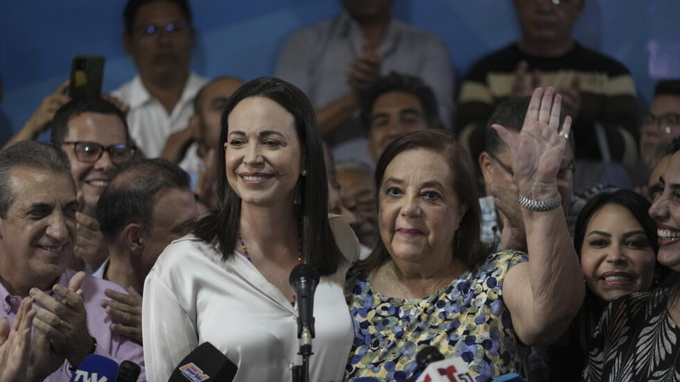 La líder opositora María Corina Machado (izquierda) ofrece una rueda de prensa junto a Corina Yoris (derecha) en Caracas, Venezuela, el 22 de marzo de 2024.