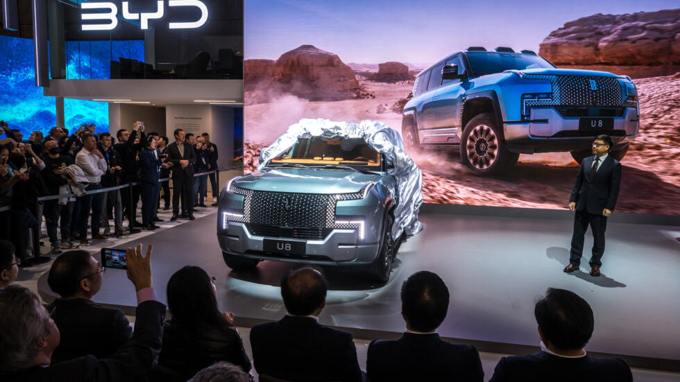 Un directivo de BYD Europa presenta el modelo Yangwang U8 en el Salón Internacional del Automóvil de Ginebra, el 26 de febrero de 2024 en la ciudad suiza
