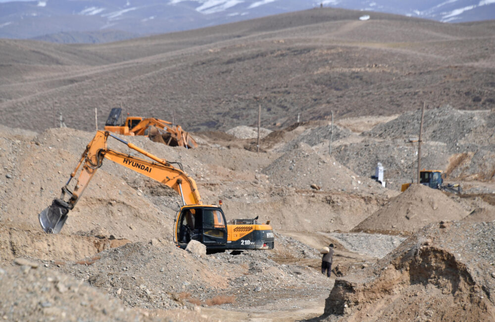 Trabajadores utilizan maquinaria para excavar oro cerca de Soykechar, Uzbekistán, el 6 de marzo de 2024