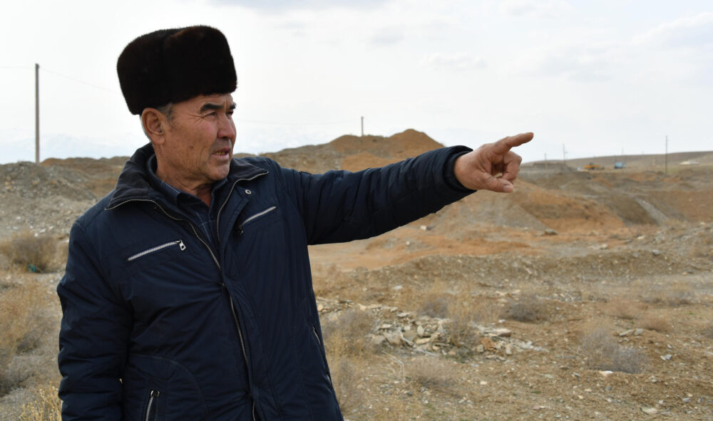 El agricultor Erkin Karshiev, de Soykechar, Uzbekistán, apunta a un sitio donde se extraía oro, el 6 de marzo de 2024