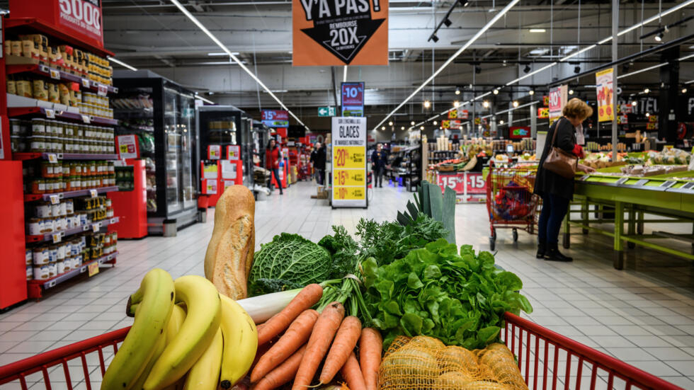 Un carro de la compra lleno de alimentos básicos, el 28 de abril de 2023 en un supermercado de Villefranche sur Saone, en el centro de Francia
