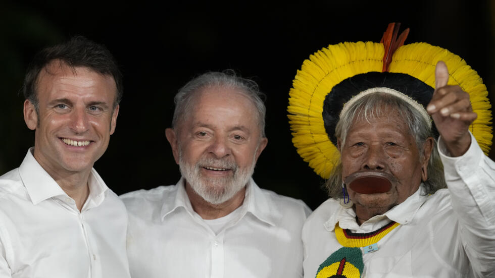 El presidente francés, Emmanuel Macron, el presidente brasileño, Luiz Inácio Lula da Silva, y el jefe Raoni Metuktire, en la isla de Combu, cerca de Belém, en el estado de Pará, Brasil, el martes 26 de marzo de 2024.