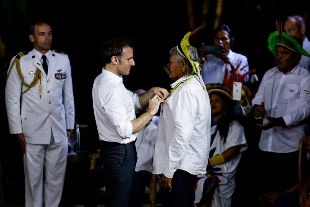 El presidente Emmanuel Macron condecora al jefe Raoni con la medalla de la Legión de Honor francesa.