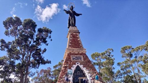 Preparativos para la peregrinación de Semana Santa en el Cerro Churuquella