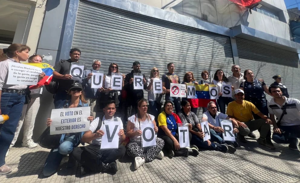 Nueva maniobra de Maduro: el régimen impide la inscripción a los venezolanos en el extranjero para ejercer el voto