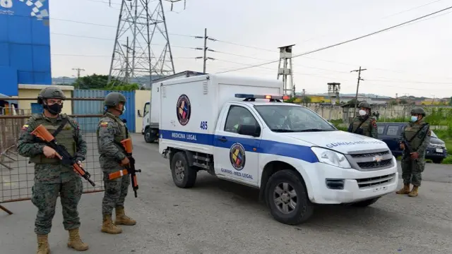 Una ambulancia traslada el cadáver de un recluso, muerto durante un motín en la cárcel Libertad Zonal 8, en Guayaquil (Ecuador).