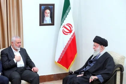 El líder supremo de Irán recibió con honores al jefe político del grupo terrorista Hamas en Teherán
