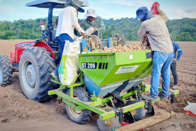 Tarija: Municipio de Caraparí envía maquinaria agrícola para la siembra de papa en las comunidades