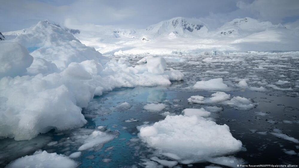 La masa de las capas de hielo de varios kilómetros de espesor que cubren Groenlandia y la Antártida ejerce una fuerte atracción gravitatoria sobre los océanos. 