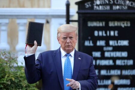 Donald Trump vende Biblias para financiar su campaña presidencial