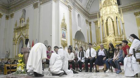 Los templos se llenan de visitantes y el Arzobispo lava los pies de 12 creyentes