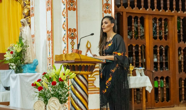 La diputada Álvarez entregó el reconocimiento a los chiquitanos. Foto. Moisés Díaz 