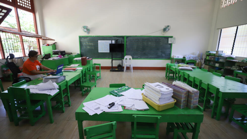 Un profesor trabaja en un aula sin alumnos tras la suspensión de las clases por la ola de calor, el 2 de abril de 2024 en Iloilo, en el centro de Filipinas