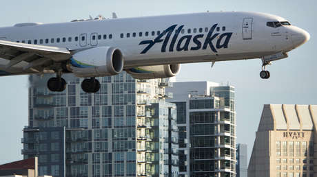 Un Boeing de Alaska Airlines se inunda en pleno vuelo (VIDEO)