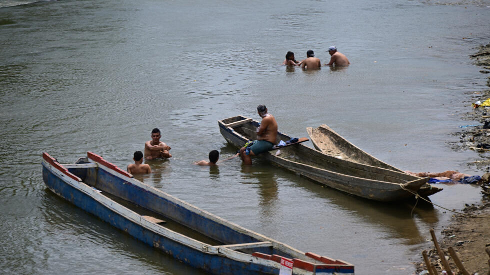 Migrantes se bañan en el río Chucunaque, en la localidad de Lajas Blancas, en la provincia de Darién, Panamá, el 11 de febrero de 2024