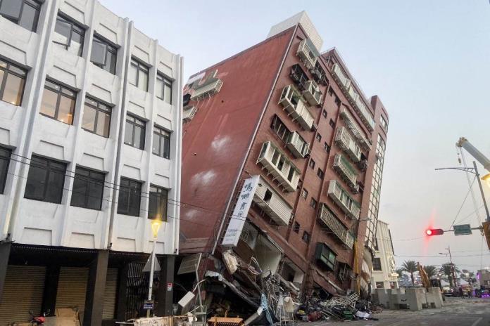 Nueve muertos y más de 1.000 heridos por un potente terremot