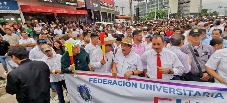 La Uagrm marcha contra la jubilación forzosa/ Foto: Jorge Gutiérrez