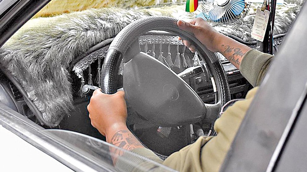 Fotografía ilustrativa de un taxista. DICO SOLÍS