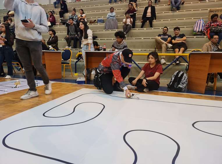 Yulin Jorge y Yu Long Ricardo Wang en los torneos de robótica