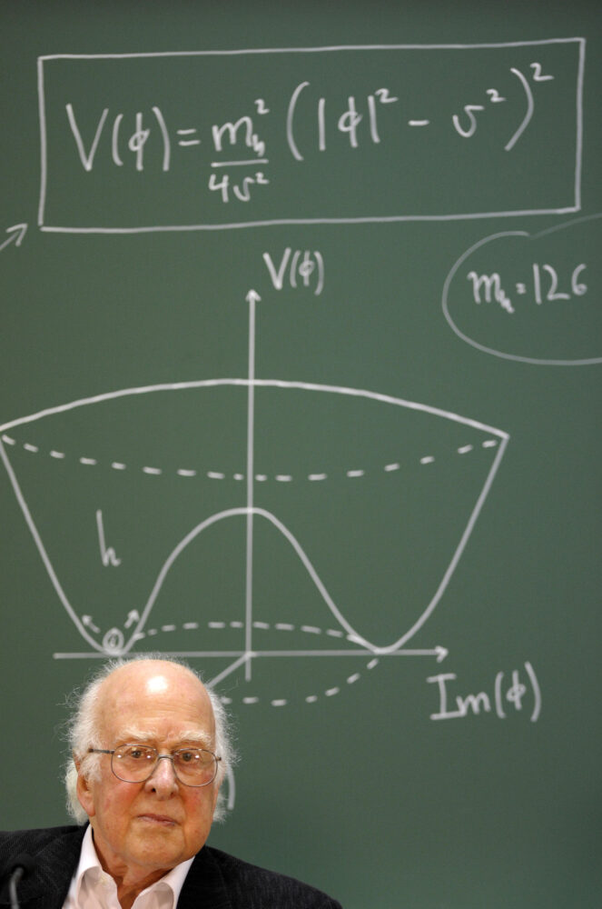 El físico británico Peter Higgs imparte una charla a unos estudiantes de ciencias en Oviedo, el 24 de octubre de 2013 al norte de España, antes de la entrega de los Premios Príncipe de Asturias