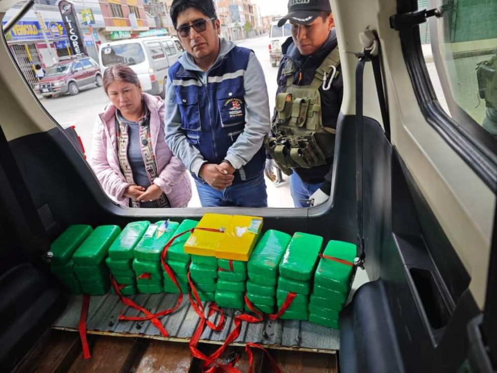 Felcn aprehende a un hombre en posesión de 67 paquetes de cocaína en la carretera La Paz – Oruro