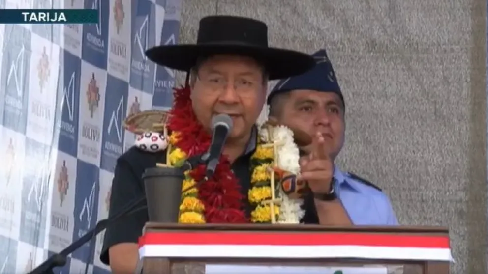 El presidente Luis Arce se dirige a los asistentes en el acto de entrega de obras en la ciudad de Tarija. Foto: Captura.